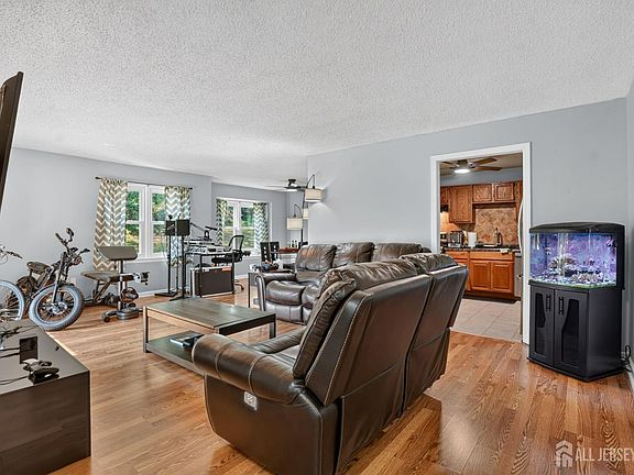 3rd image of 51 Woodmere Dr