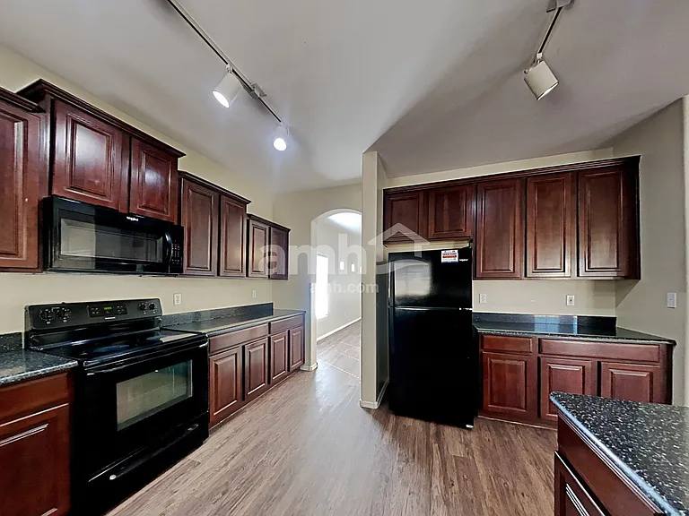 1517 S 115th Dr — Photo 3