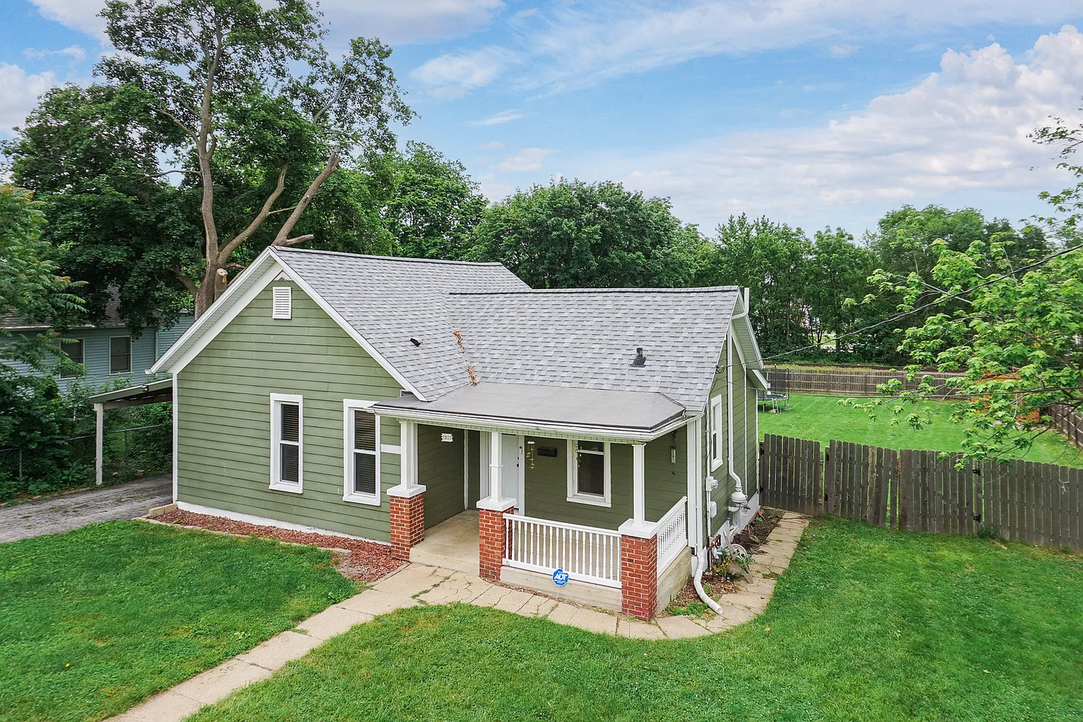 1311 W Grove St photo 1