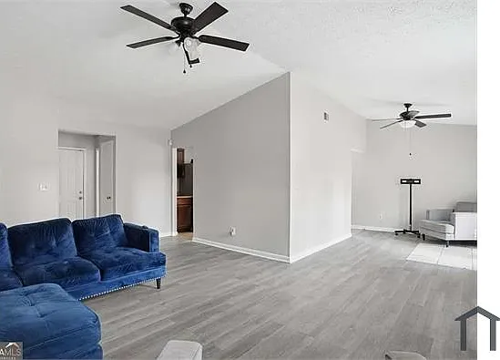 4 bed, $2,100 — Photo 2
