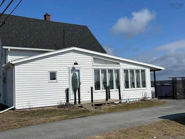 637 Highway 335, West Pubnico, NS B0W 3S0
