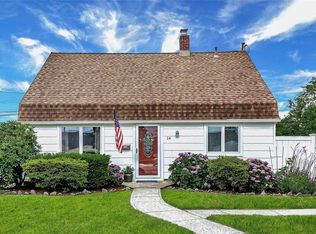 14 Book Ln, Levittown, NY 11756