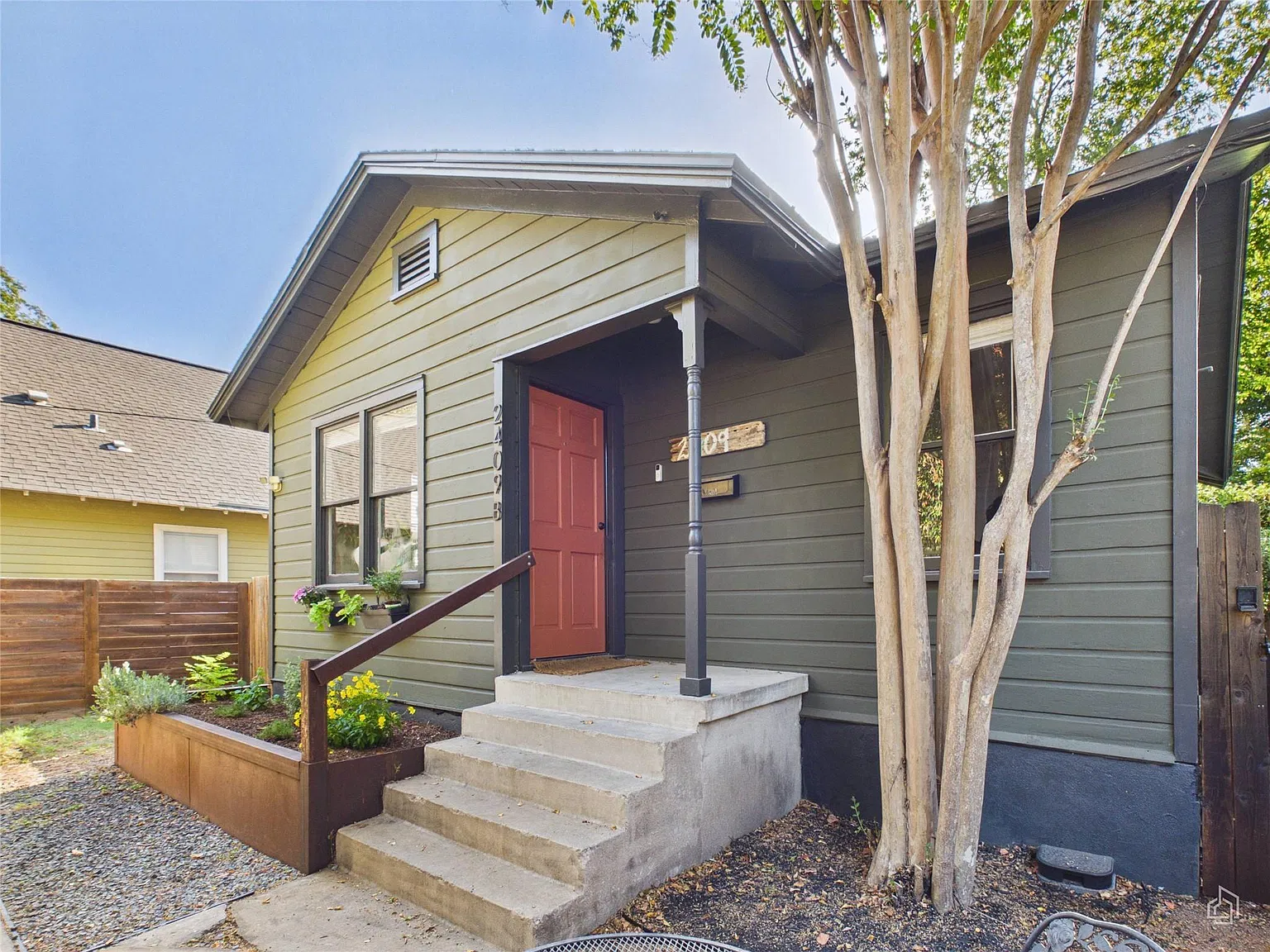 2 bed, 1.0 bath, 800 sqft, $2,450 — Photo 1