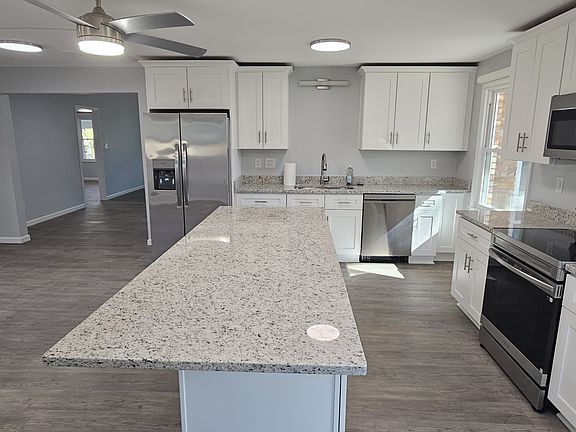 Kitchen Island - seats 5 people