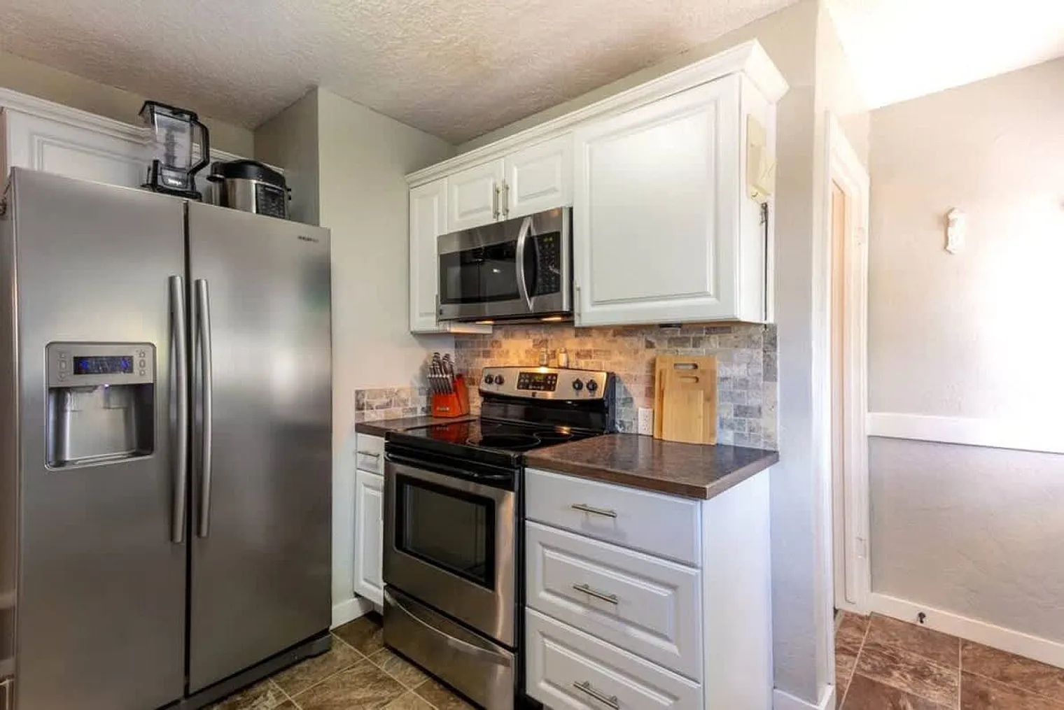 3 bed, 1.0 bath, 1291 sqft, $3,938 — Photo 4