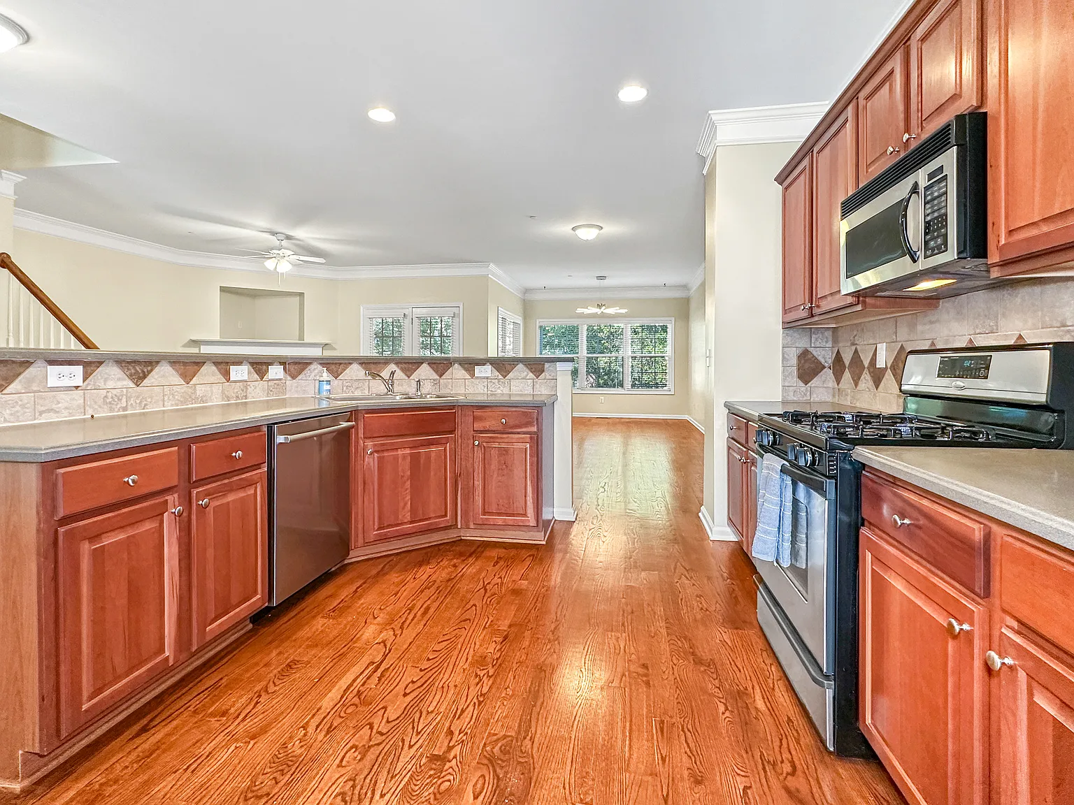 4 bed, 3.5 bath, 3168 sqft, $3,250 — Photo 3