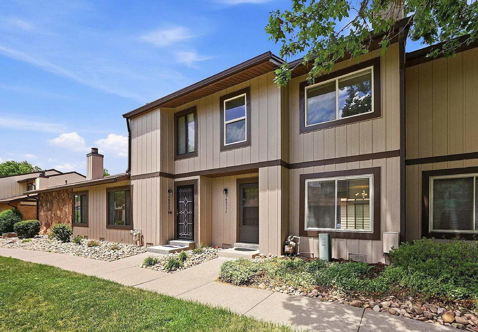 2 bed, 1.5 bath, 1190 sqft, $2,041 — Photo 2