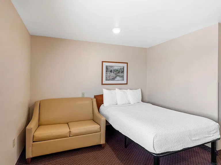 Deluxe Studio - 1 Queen Bed