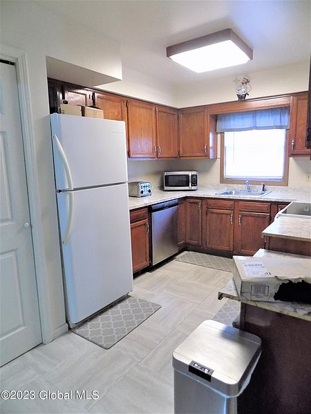 5th image of 829-831 Salina Street