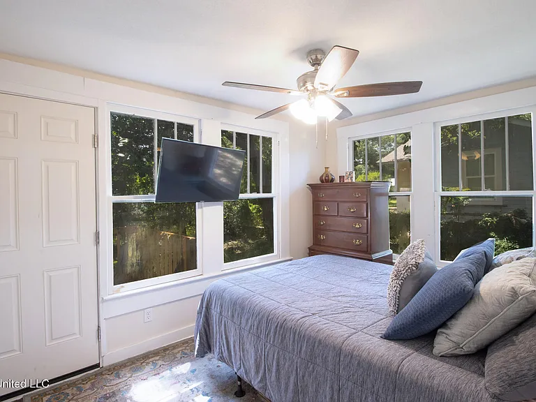 258 Querens Ave — Photo 7