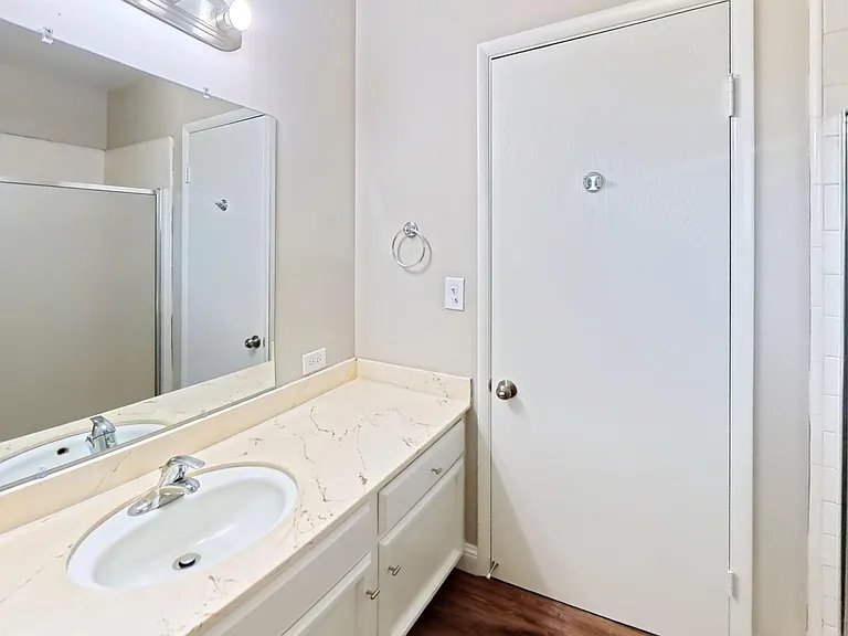 2209 E Palo Alto Ave — Photo 4
