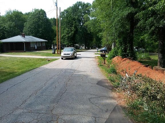 4th image of 24 Chatham Dr