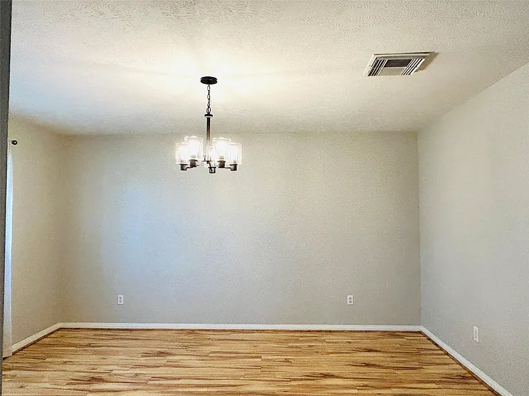 1404 Helmsley Dr — Photo 9