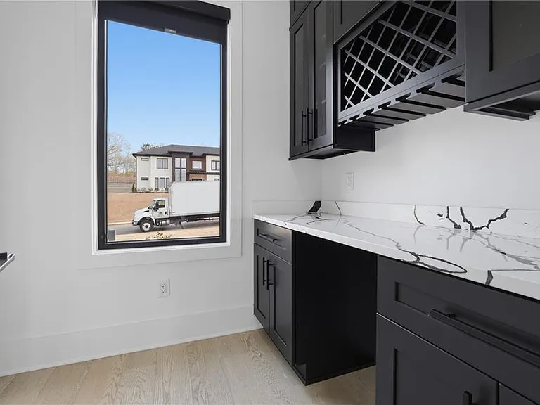556 Versailles Dr — Photo 33