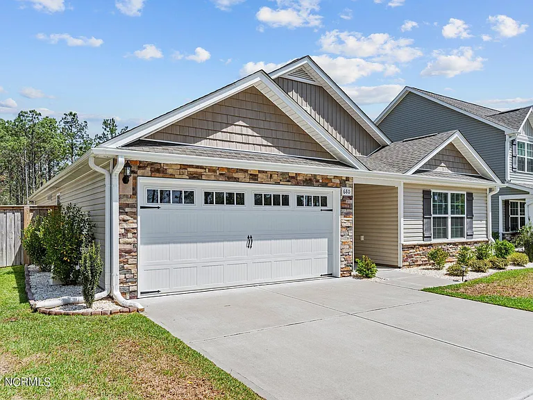 680 Aurora Pl — Photo 3
