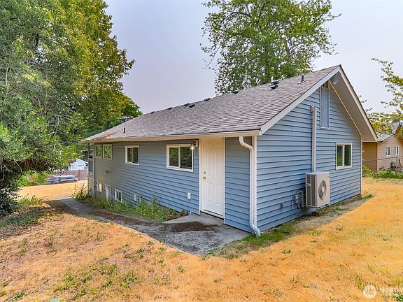 3rd image of 11049 18th Avenue SW