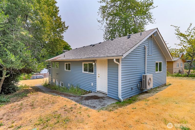 3rd image of 11049 18th Avenue SW