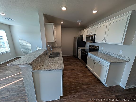 2nd image of 3332 Little John Dr