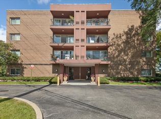 4838 Howard St APT 405, Skokie, IL 60077