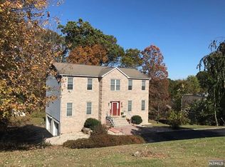 8 High Mountain Trl, Lincoln Park, NJ 07035