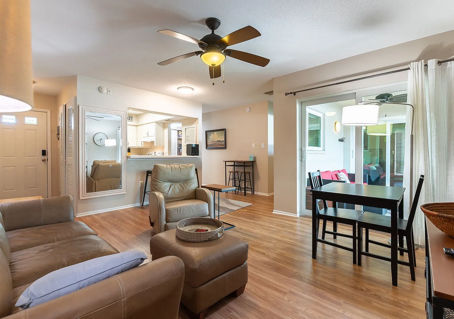 Conveniently located, furnished, 2 Bed, 2 Bath Condo in Great Location — Photo 1