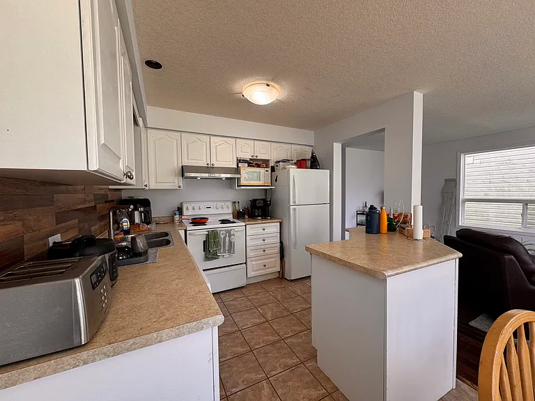 772 Zermatt Dr — Photo 4