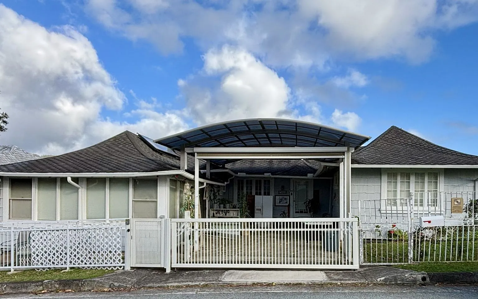 Upgraded Historical Residence with Panoramic Diamond Head View (Utilities Included) — Photo 1