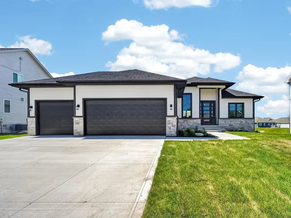 1005 Spruce St, Waukee, IA 50263