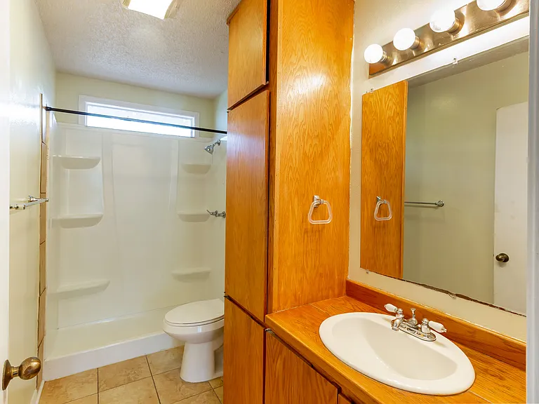 1st bedroom bathroom