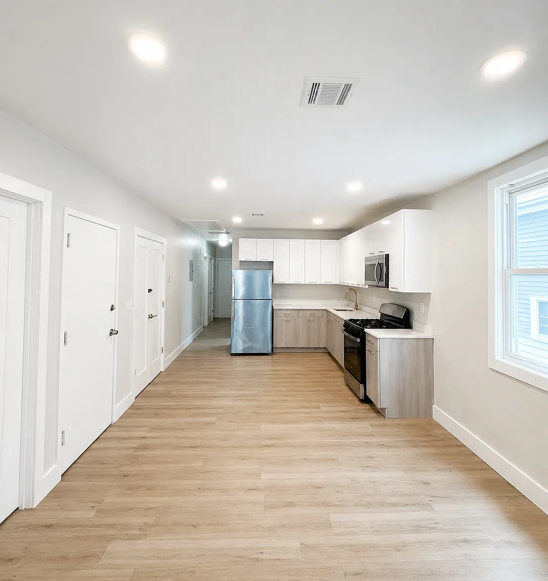 4 bed, 1100 sqft, $2,595 — Photo 3