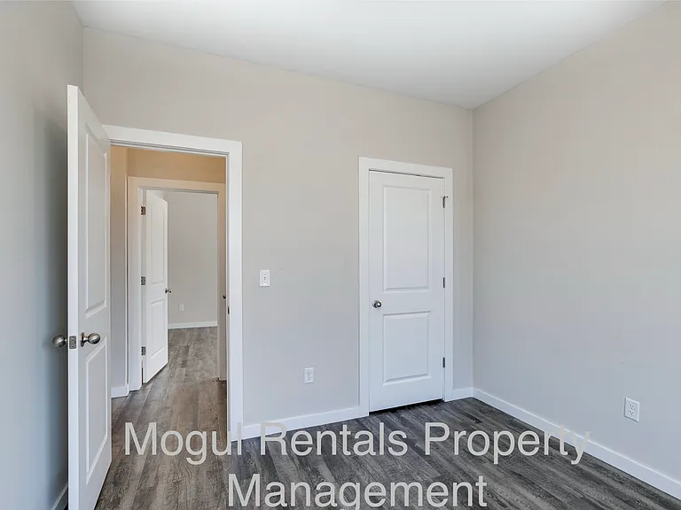 592 E Martens Dr — Photo 6