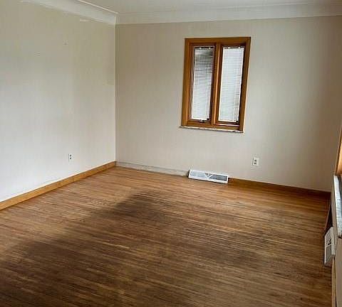 4th image of 1530 Charmaine Dr