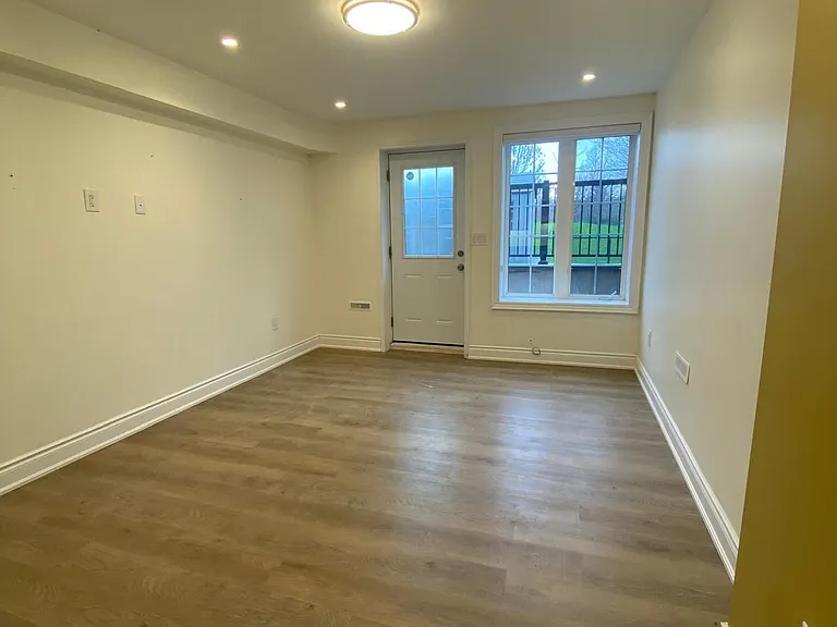 137 Spring Azure Cres #BASEMENT — Photo 8