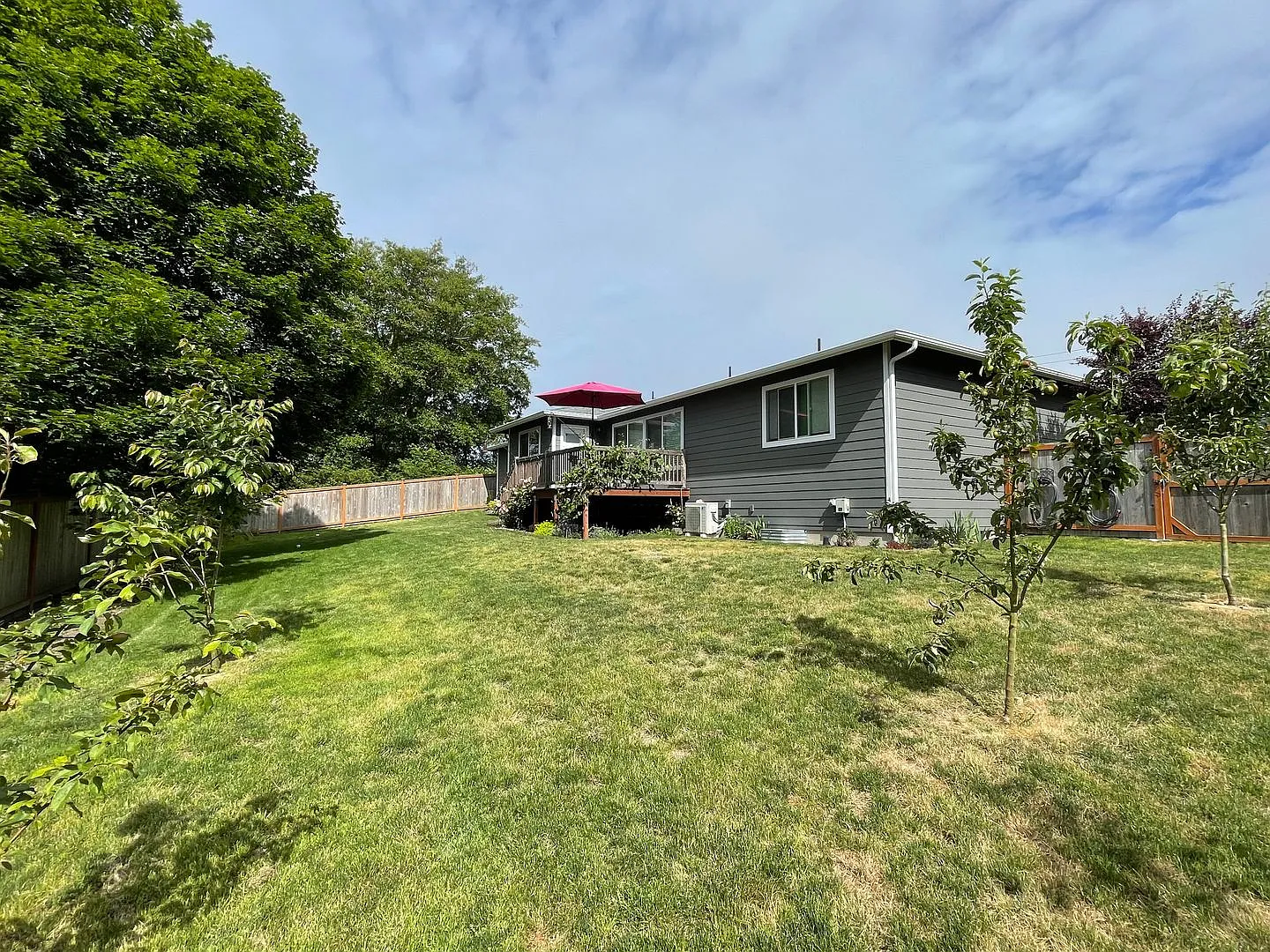 Charming and Modern 2 bedroom Home with Den! — Photo 4