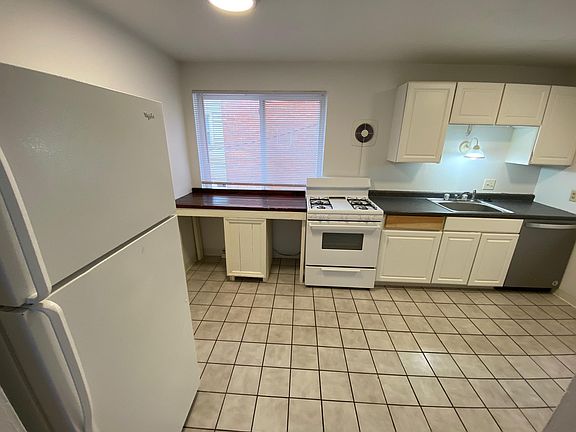 2nd image of 39 W 10th Ave
