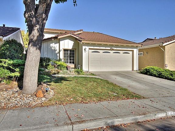 2nd image of 1695 Chesterton Cir