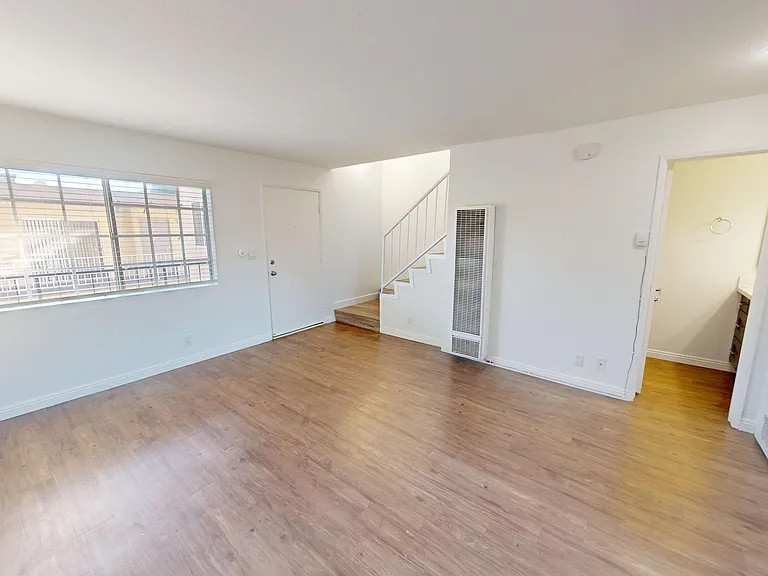 Spacious Beautiful Rare Townhome Available Now! — Photo 2