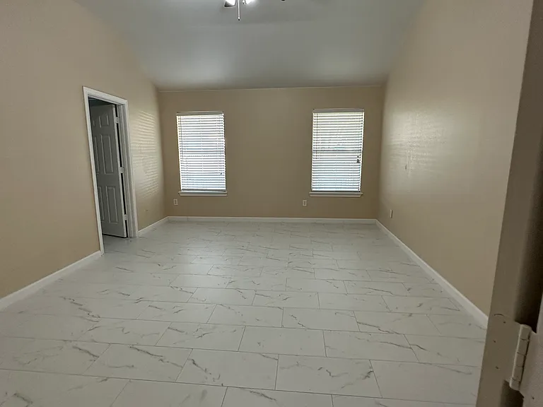 6609 Fairglen Dr — Photo 12