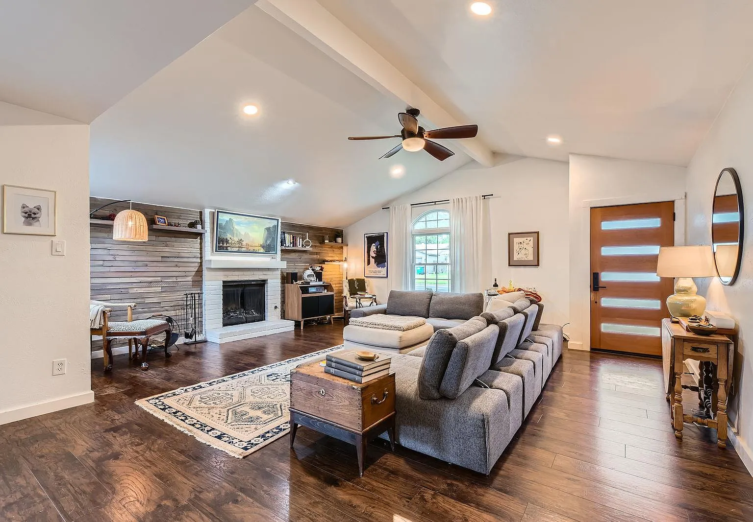 3 bed, 2.0 bath, 1469 sqft, $3,200 — Photo 1