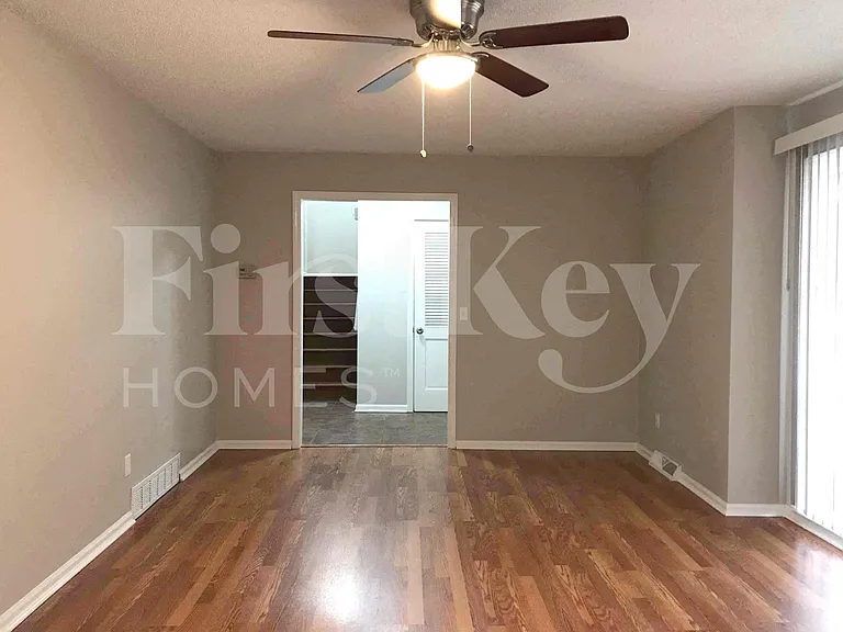 8802 W 95th Ter — Photo 4