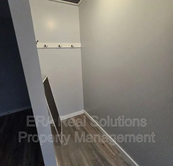 1094 Oakwood Ave — Photo 16