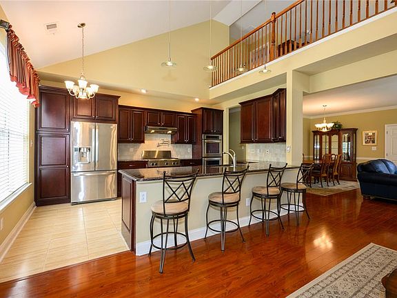 3rd image of 2040 Kingsview Rd