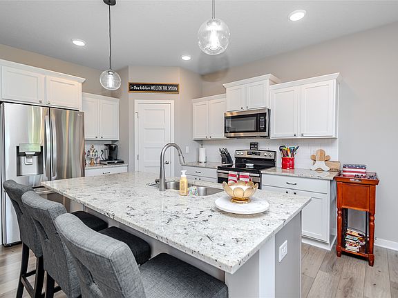 5th image of 813 Pinehurst Way