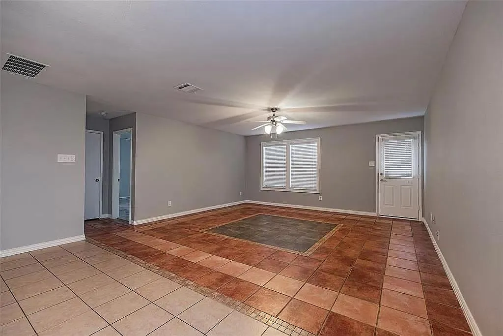 5 bed, 2727 sqft, $2,500 — Photo 3
