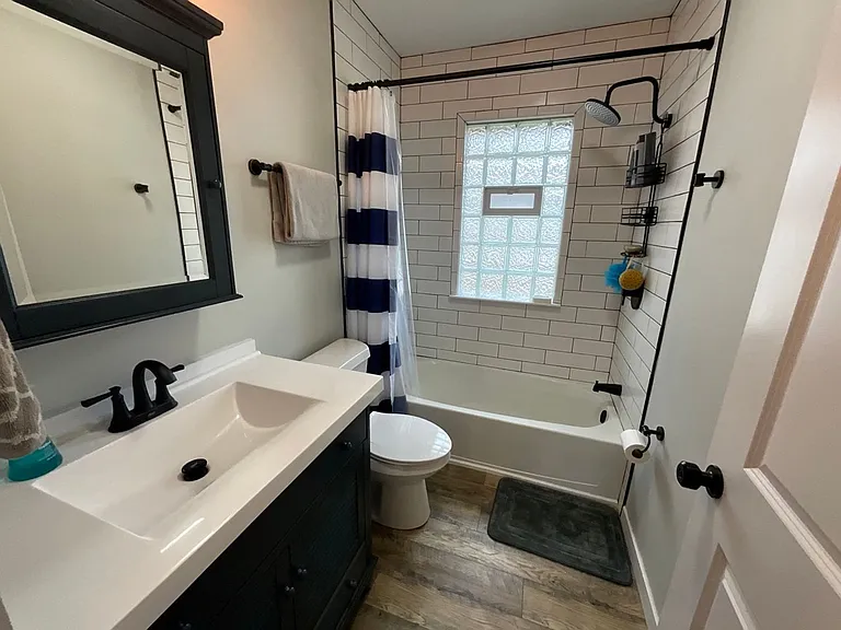 1336 Wolcott Ave — Photo 16