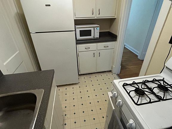 3rd image of 2400 Woodbourne Ave APT 3A