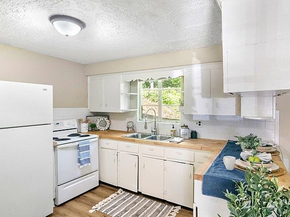 4th image of 1119 Lakeview Dr
