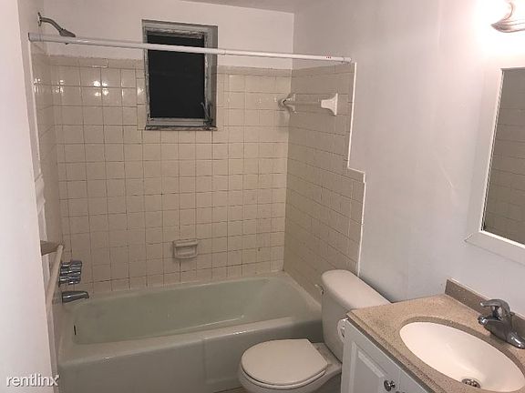 3rd image of 702 N L St APT 9