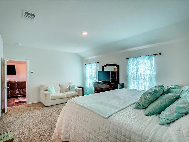 1004 Basswood Ln — Photo 6