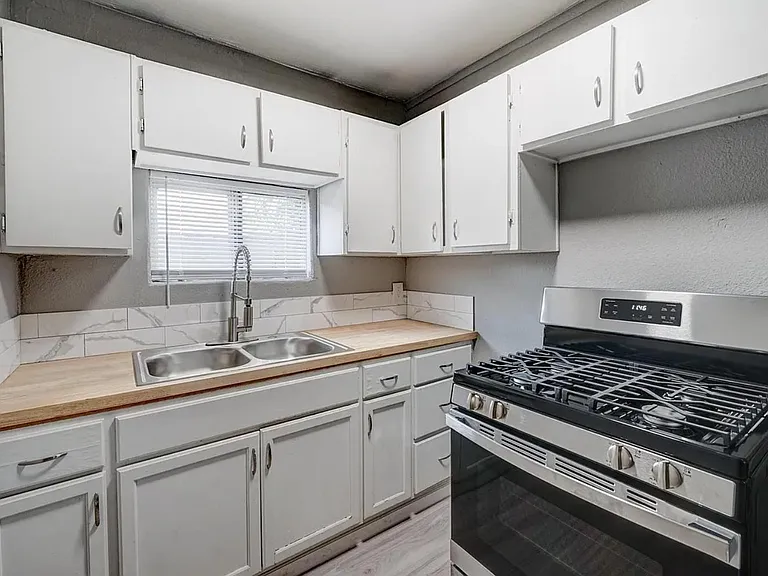 2135 W Hadley St #2 — Photo 4
